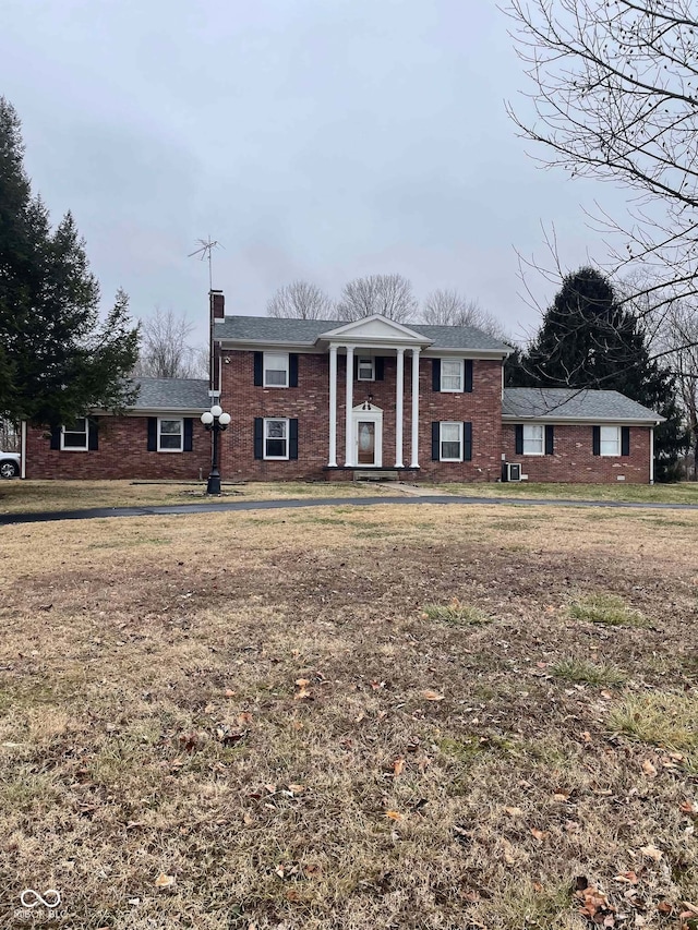 view of front facade featuring a front yard