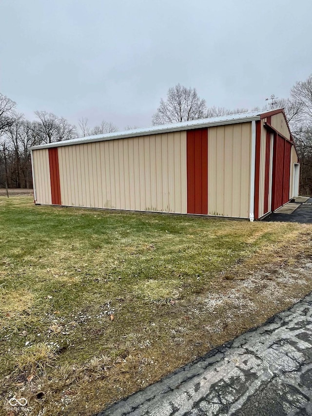 view of outdoor structure featuring a yard