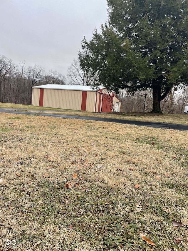 view of yard featuring an outdoor structure