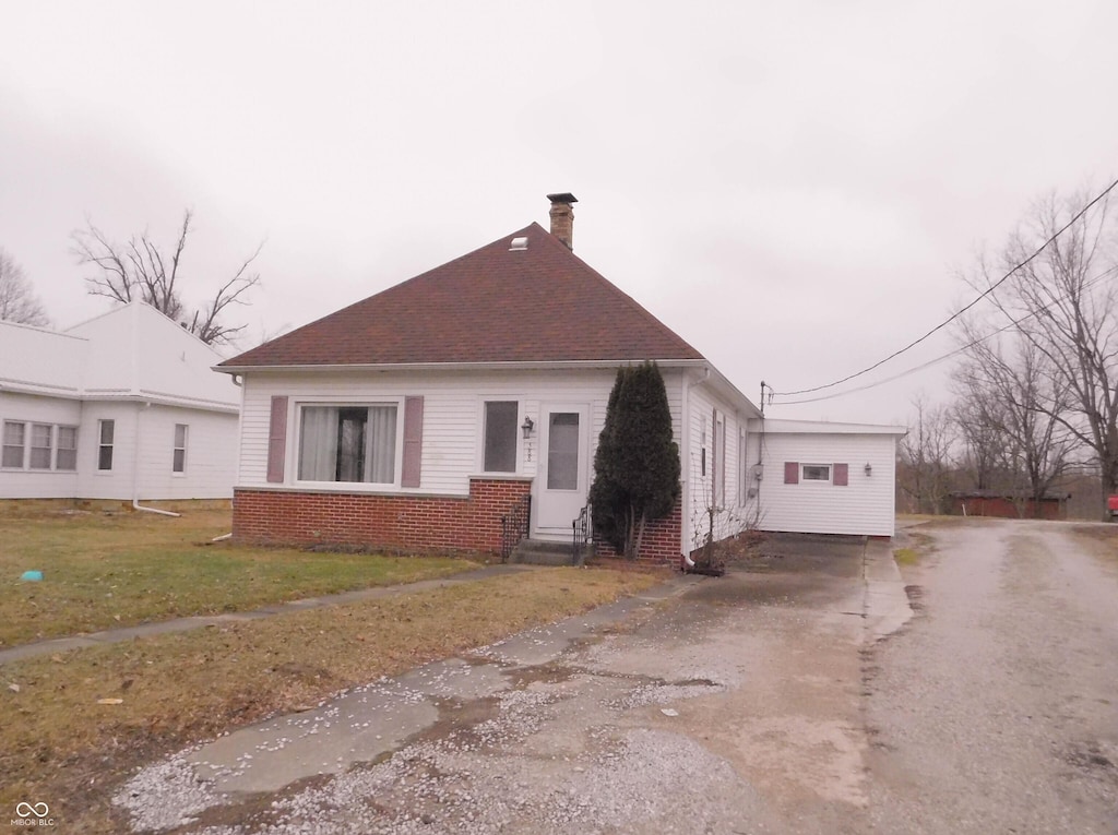 bungalow-style house with a front lawn