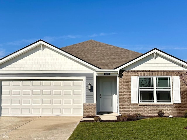 view of front facade featuring a garage and a front lawn