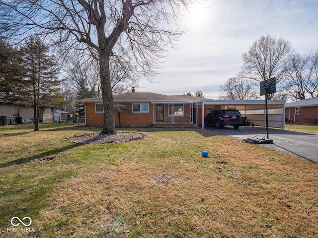 ranch-style home featuring a front lawn and a carport