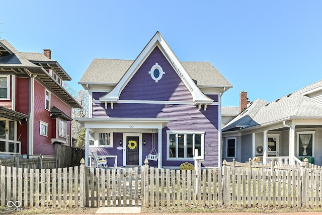 view of front facade featuring a fenced front yard