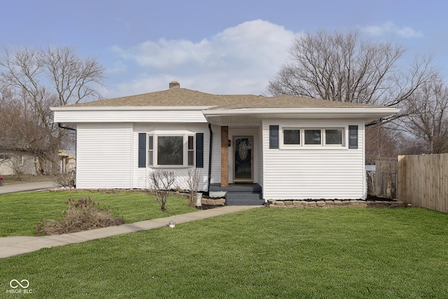 view of front facade featuring a front lawn