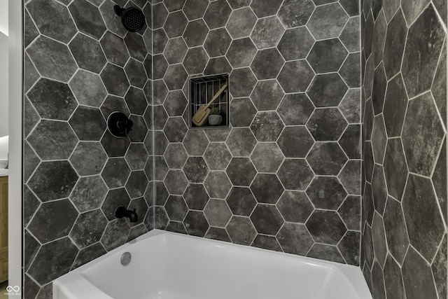 bathroom with tiled shower / bath combo