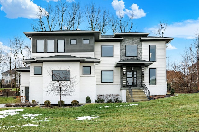 view of front of house featuring a front lawn