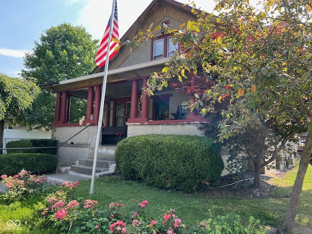 view of front facade featuring a porch and a front lawn