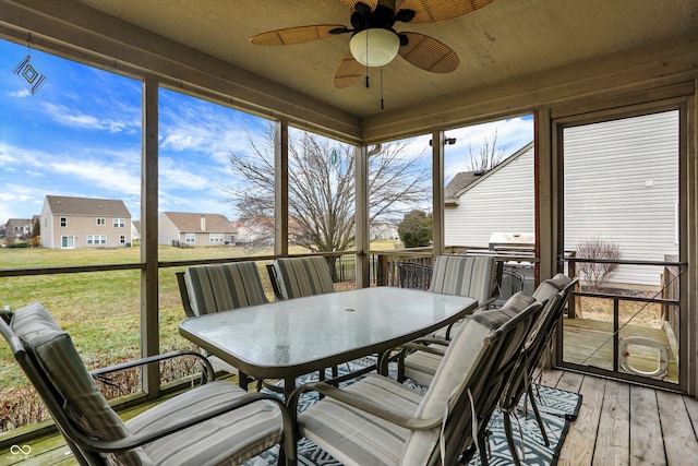 sunroom with ceiling fan