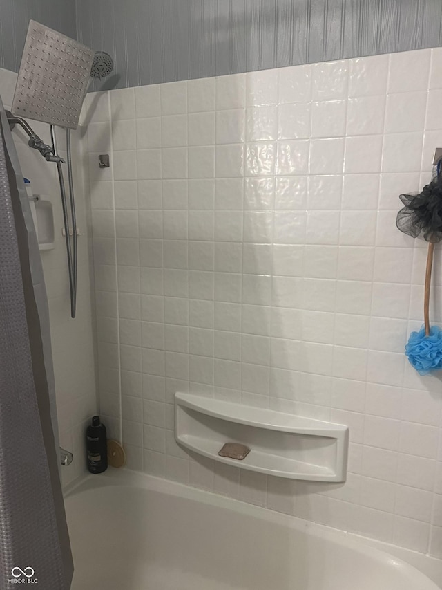 bathroom featuring shower / tub combo