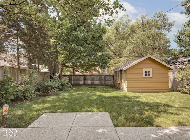 view of yard featuring an outdoor structure and a fenced backyard