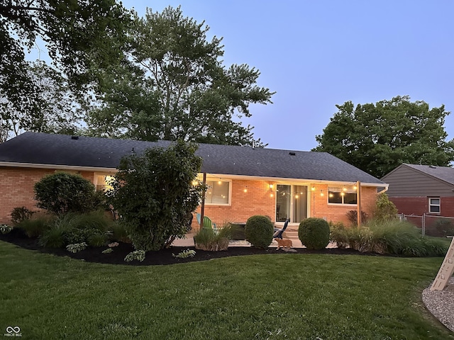 single story home featuring a front lawn