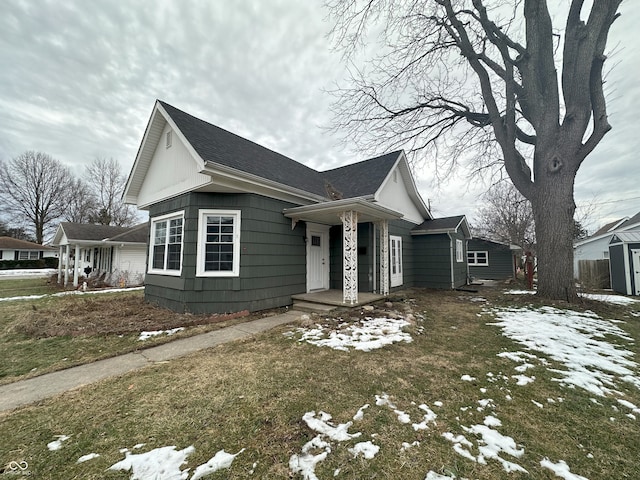 view of front of property featuring a yard