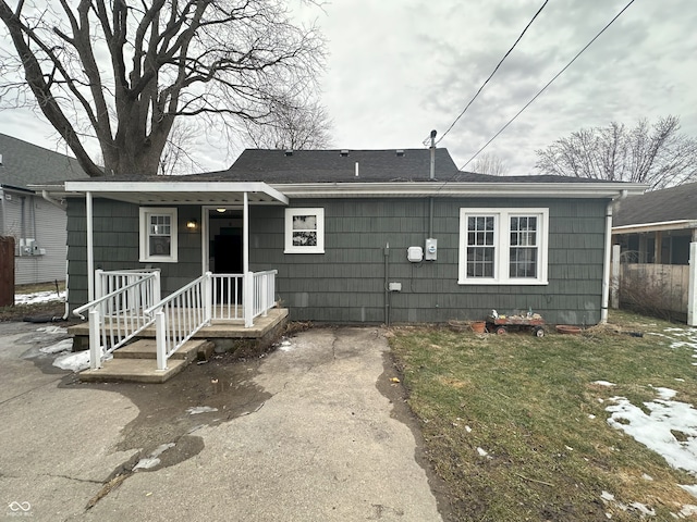 view of front of house featuring a front lawn