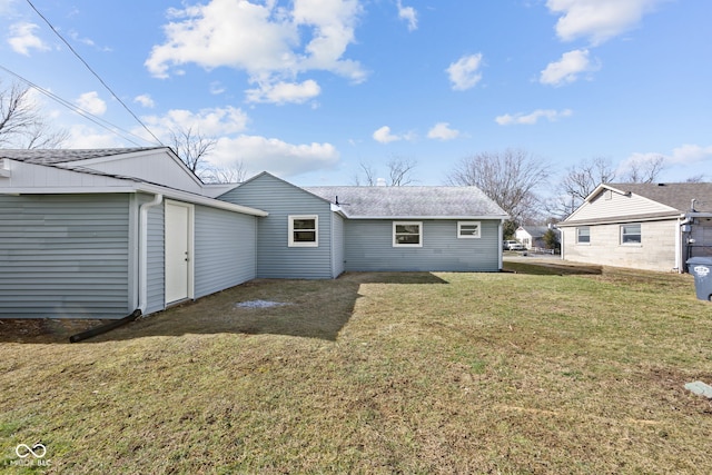 back of house featuring a lawn