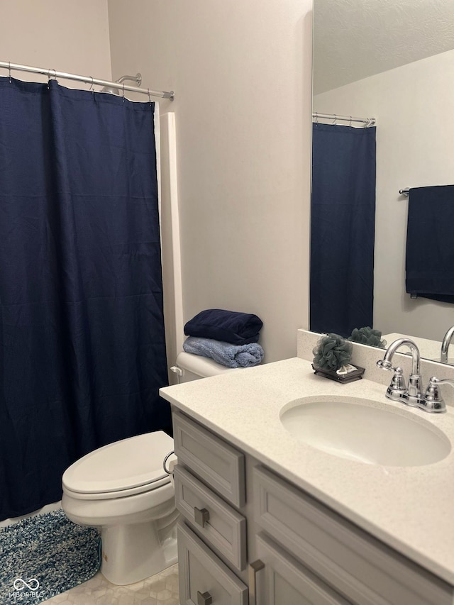 full bathroom featuring toilet, a shower with shower curtain, and vanity