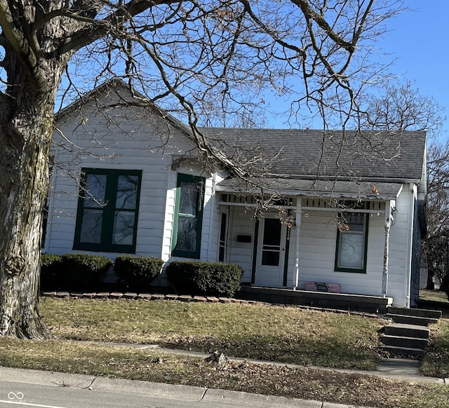 view of front of house with a front lawn