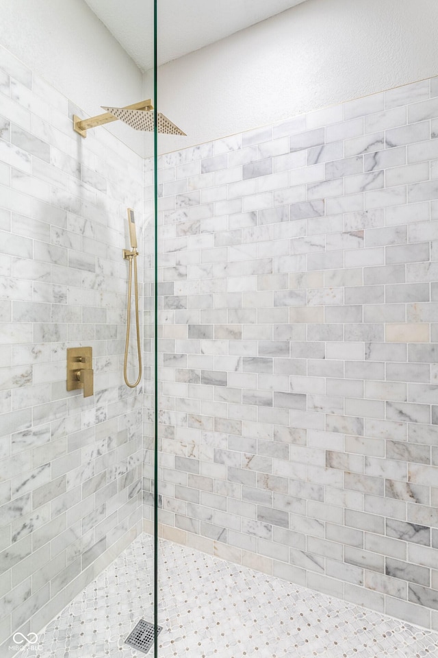 bathroom featuring a tile shower