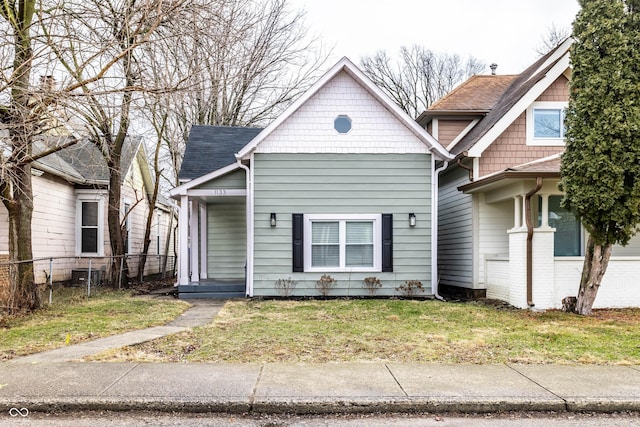 view of front of home featuring a front lawn