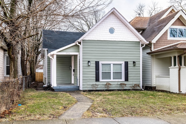 view of front facade featuring a front yard