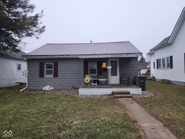 view of front of property featuring a front lawn