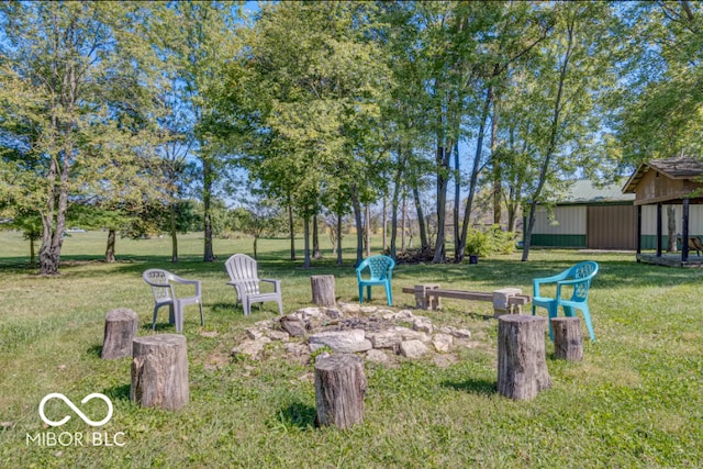 view of yard featuring an outdoor structure