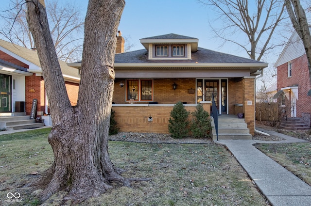 view of front of house featuring a porch and a front lawn