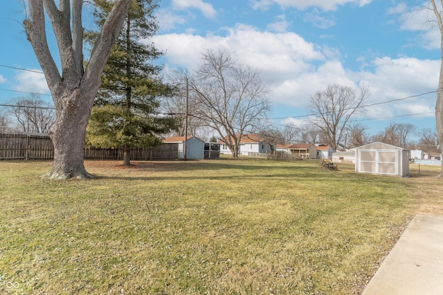 view of yard featuring a shed