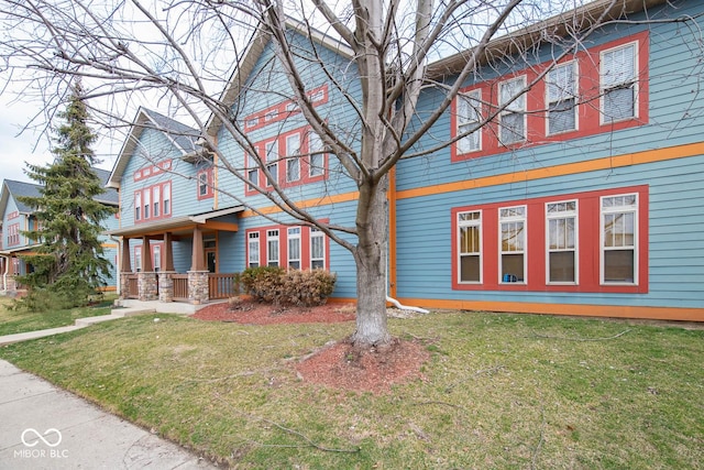 view of front of property featuring a front yard