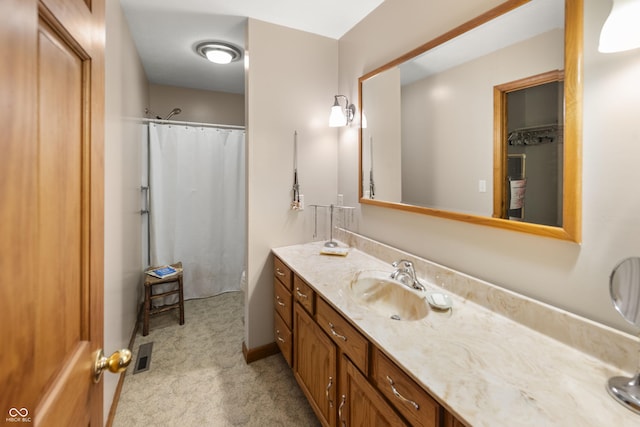 bathroom with curtained shower, visible vents, and vanity