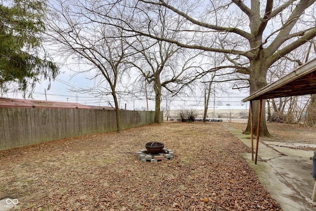 view of yard featuring an outdoor fire pit