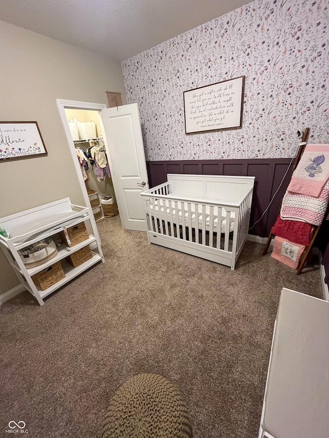 bedroom featuring carpet flooring and a spacious closet