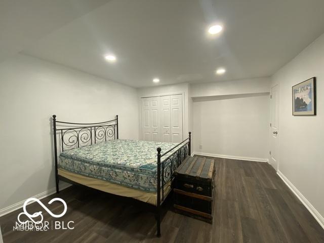 bedroom featuring a closet, baseboards, wood finished floors, and recessed lighting