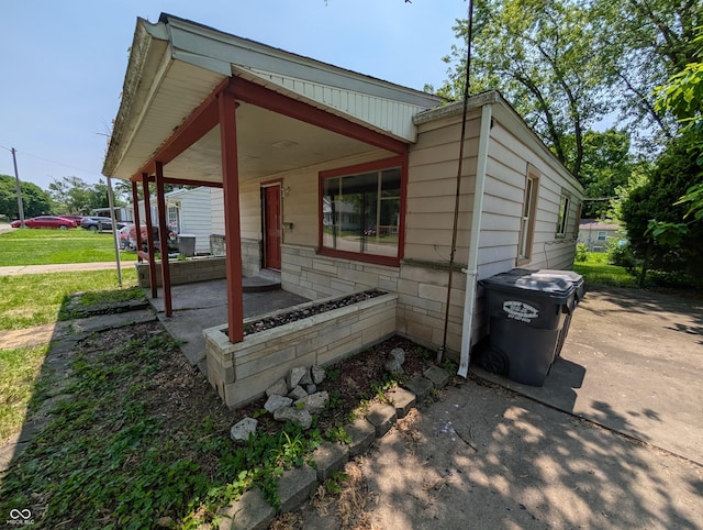 603 W 33rd St, Anderson, IN 46013 - view of front of property featuring stone siding