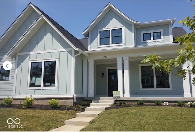 view of front of property featuring a porch and a front yard