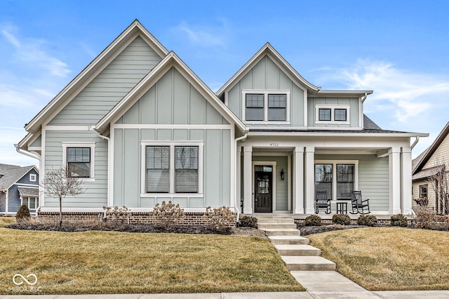 view of front of property featuring a front yard and covered porch