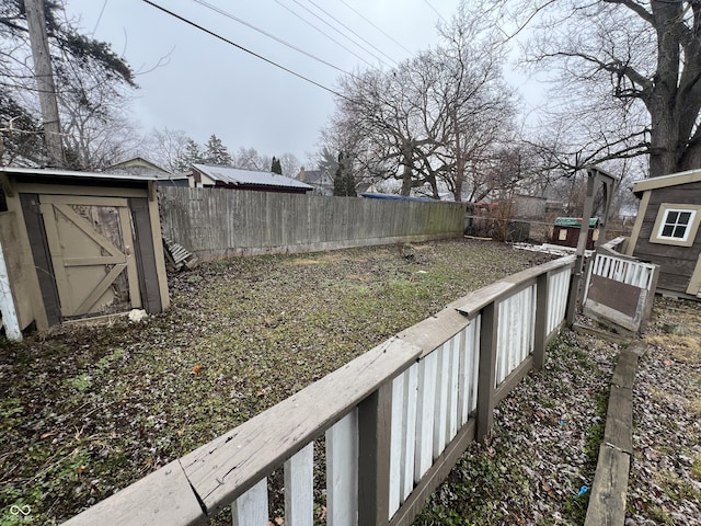 view of yard featuring a storage shed