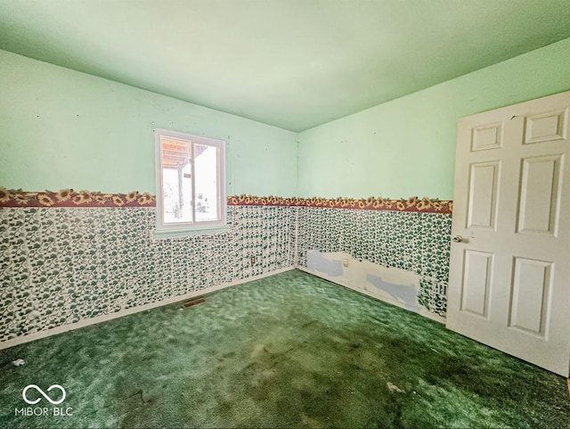 unfurnished room featuring carpet