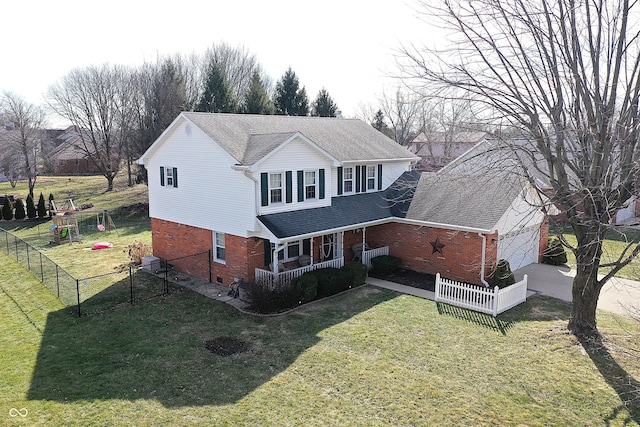 view of front facade featuring a porch and a front yard