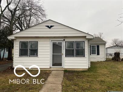 bungalow with a front yard