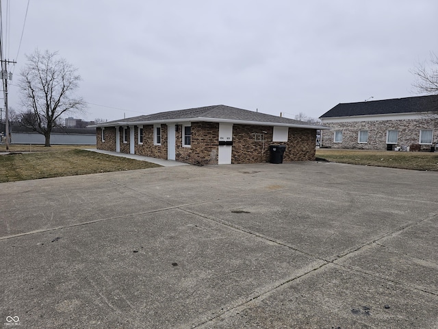 view of front of home featuring a front yard