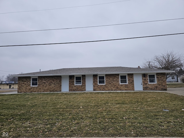 view of front of property with a front yard