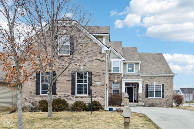 view of front of home featuring a front yard