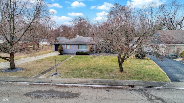 view of front of property featuring a front yard