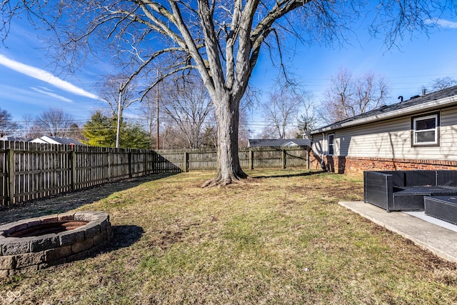 view of yard featuring a fire pit