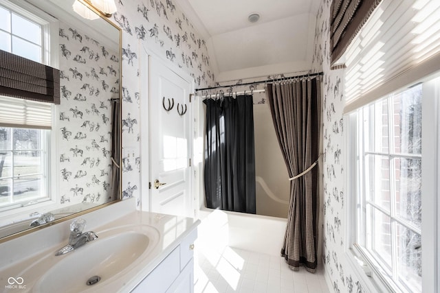 full bath with a healthy amount of sunlight, a shower with shower curtain, vanity, and wallpapered walls