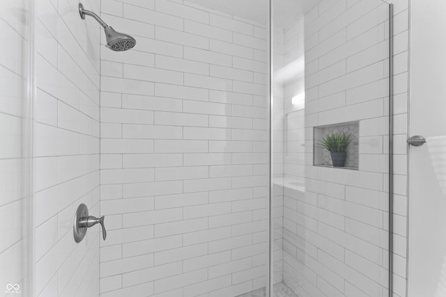 bathroom featuring a tile shower