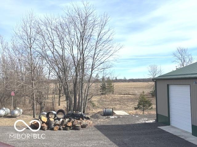 view of yard with an outdoor structure