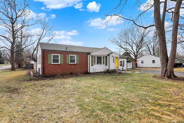 single story home featuring a front yard