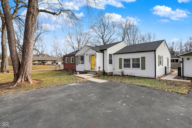 view of front of house featuring a front lawn