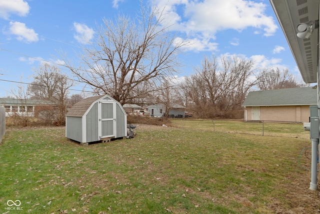 view of yard featuring a shed